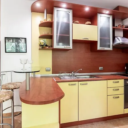 Spacious 2br In The Center