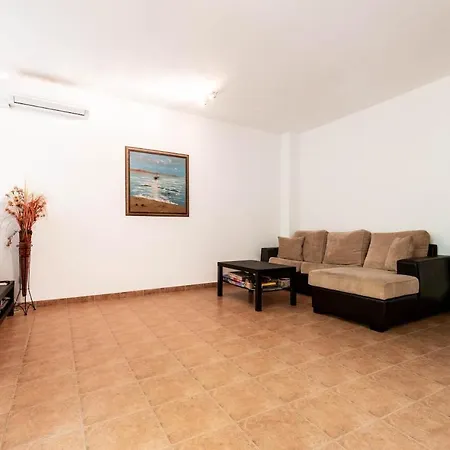 Spacious 2br In The Center * 瓦爾納