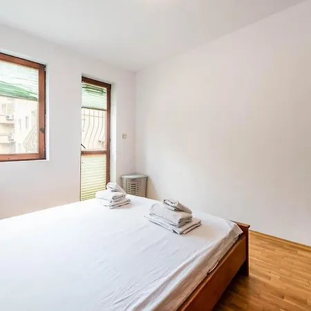 Spacious 2br In The Center *